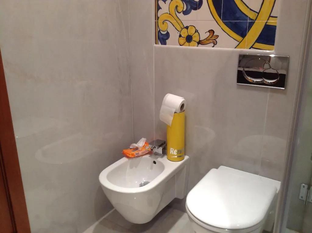 Homestay Canas Guest House In Lisbon