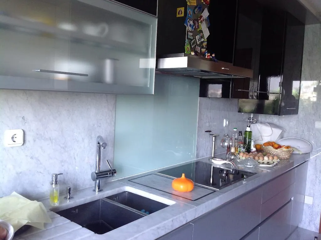 Canas Guest House In Lisbon